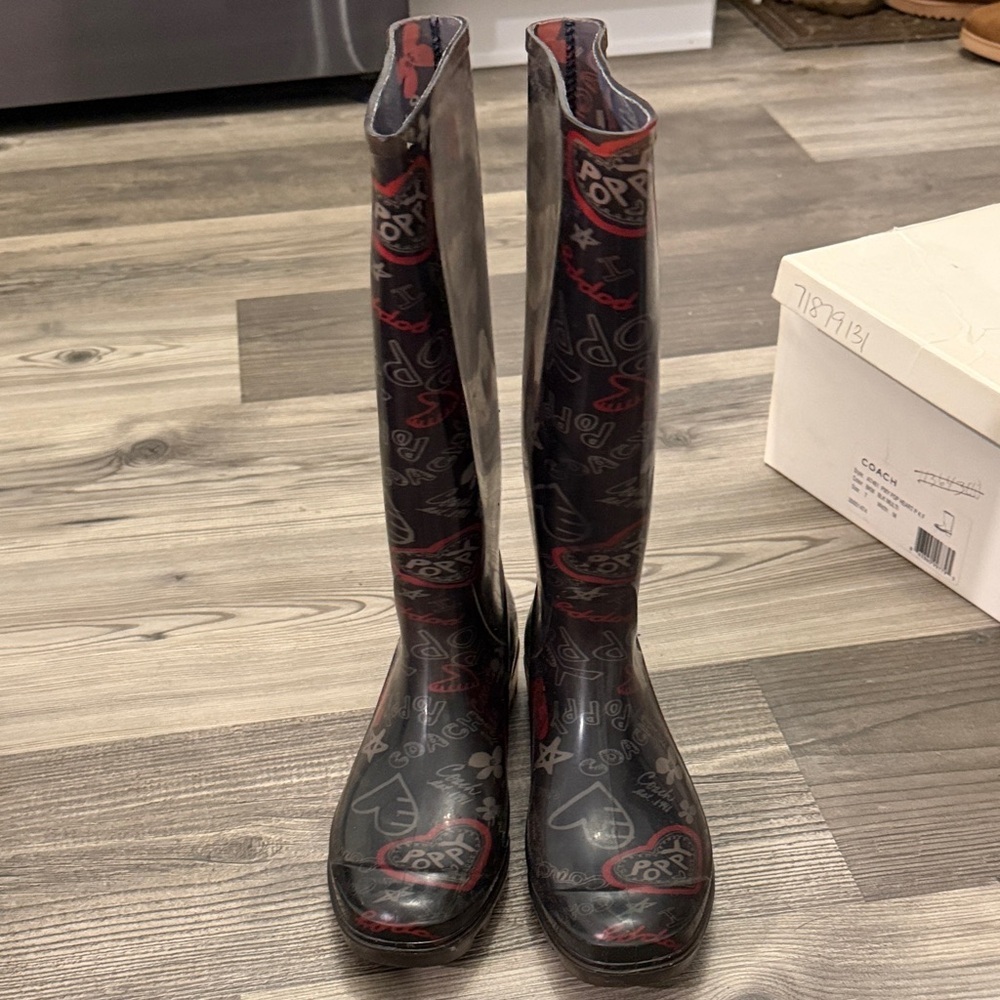 Coach Pixy Pop Black Heart Graphic Print Rain Boots Size 7 - Picture 7 of 8